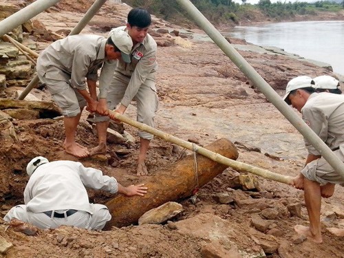 Đó là các vật dụng thường ngày, thậm chí nhỏ bé tưởng chừng vô hại nhưng lại tiềm ẩn  nguy cơ cháy nổ với sức phá hủy khủng khiếp. 1. Bom, mìn: Ở Việt Nam, tai nạn do bom mìn và vật liệu nổ từ thời chiến tranh còn sót lại khá phổ biến. Báo Tiền Phong tháng 4/2007 dẫn nguồn tin từ Trung tâm công nghệ xử lý bom mìn thuộc Bộ Tư lệnh Công binh cho biết trên lãnh thổ nước ta vẫn còn khoảng 600.000 tấn bom mìn và vật liệu nổ từ thời chiến tranh sót lại. Ảnh: Vietnamplus.